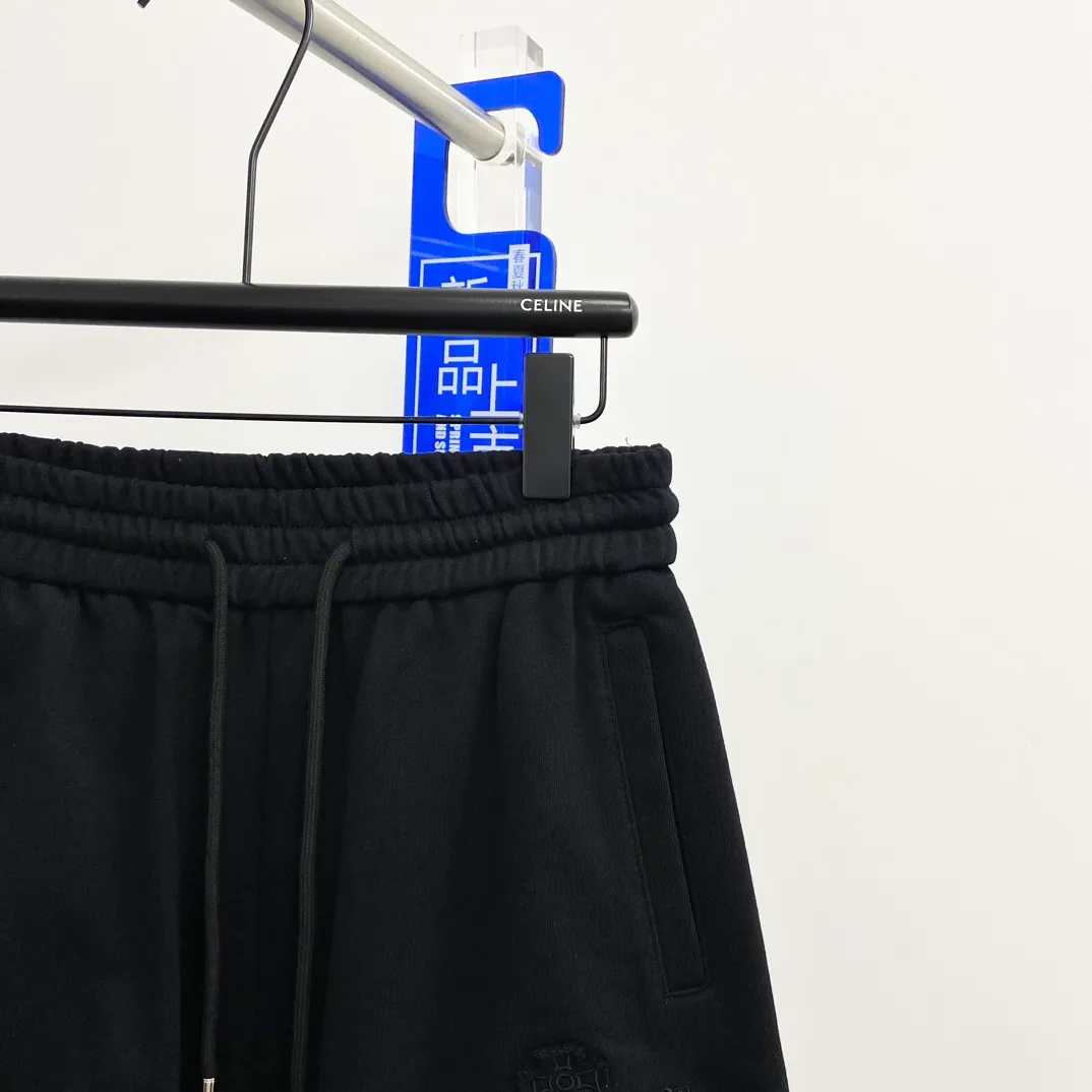 The Queen Mother's three-standard complete 2026 summer New Arrival men's casual shorts, advanced custom-made fabric Breathable fabric, Breathable elasticity and comfort, impeccable details, top-grade accessories, original logo design concept, delicate and soft feel! The upper body fit is awesome! Size: M-XXXL Please state your height and weight when ordering